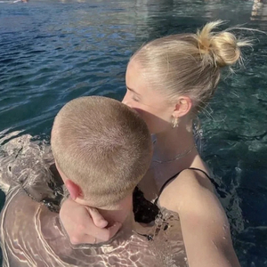 骚逼丝袜女自慰
